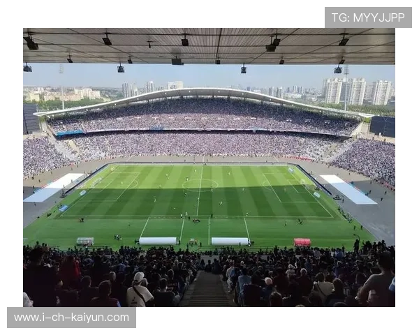 上海申花拉唐边路传中助攻锋线，激情绽放足球场